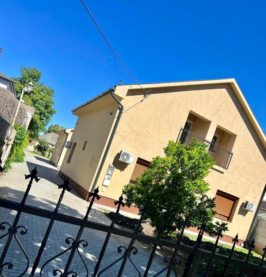 Zsuzsa Apartman Hajdúszoboszló Exteriör bild