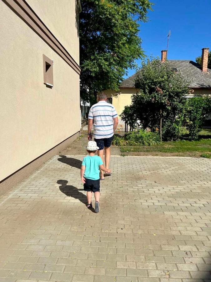 Zsuzsa Apartman Hajdúszoboszló Exteriör bild