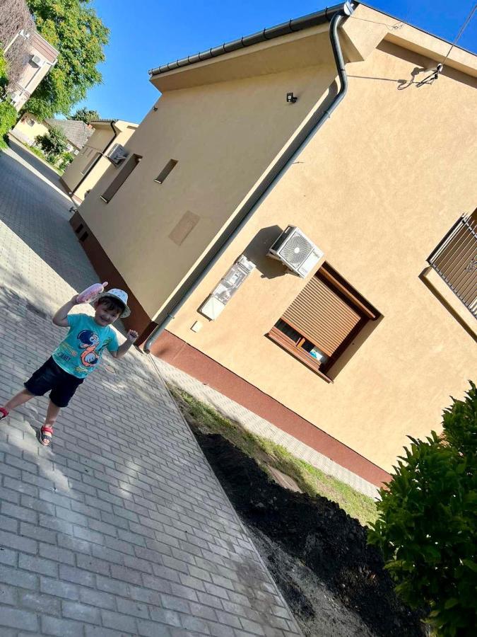 Zsuzsa Apartman Hajdúszoboszló Exteriör bild